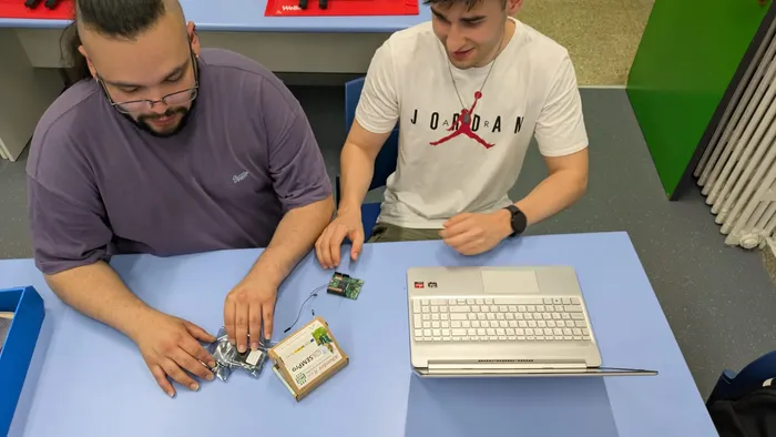 Alumnado trabajando por retos en el proyecto SEMPro