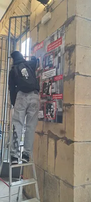 Alumnado colocando mural STEAM en el centro